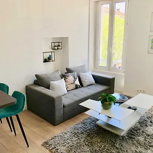 Apartment Bright & Modern In The Heart Of
